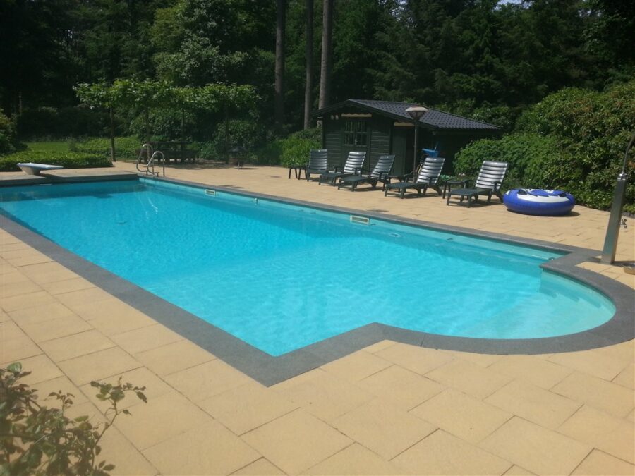 Zwembad in Bosch en Duin met helder blauw water, grijze rand en beige terrastegels.