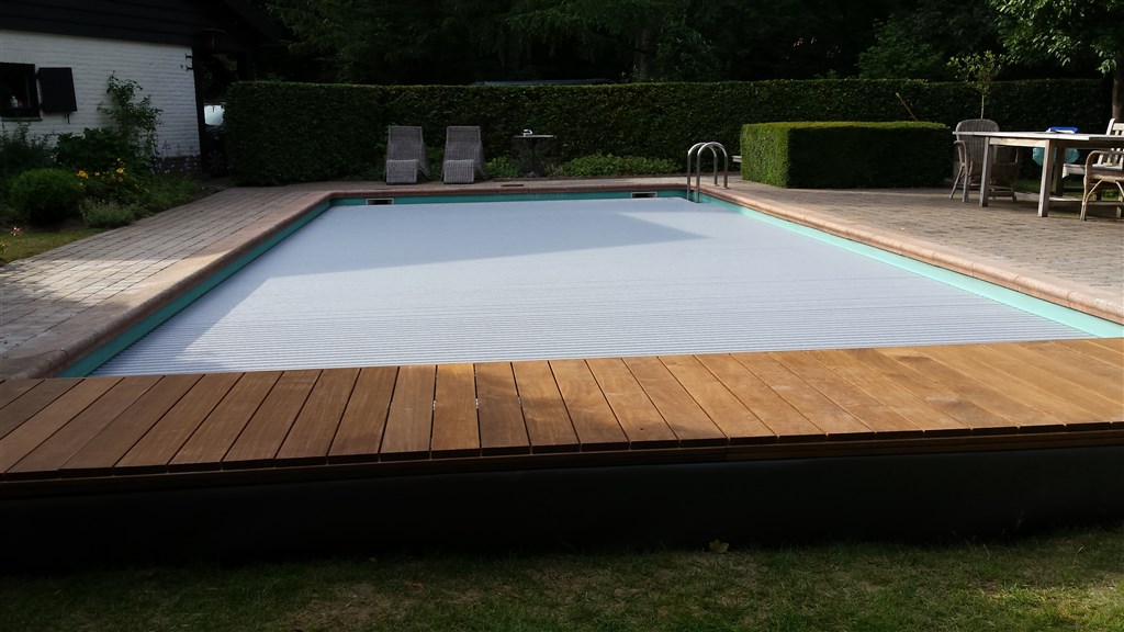 Lichtgrijze lamellenafdekking met brede houten vlonder langs het bassin, tuinset op het terras in Leusden.